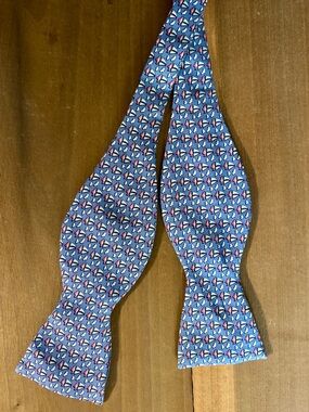 🌺 Vineyard Vines Blue 100% Silk Self-Tie Bow Tie with Red and White Motif
